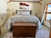 Sweet waterfront cottage, stunning sunsets, private, sleeps 4-8