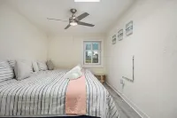 Beach Bungalow, Free Parking, 2 blocks to the beach Hotels in Ocean Beach