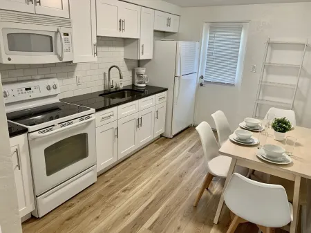 “The Sequel” - King bed - Renovated - near IMG Отели рядом с достопримечательностью «Биг Фиш»