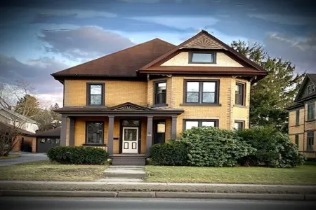 Historic 1884 Victorian Upstairs Unit.  Walk to everything!  Close to elk!