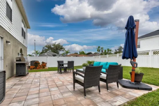 Spacious 4+1 bedroom house in Sanford with fast WiFi, A/C, & sleeping up to 12!