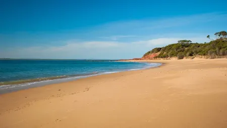 Hideaway By The Sea. 2 minute walk to the beach.  Free WIFI & LINEN