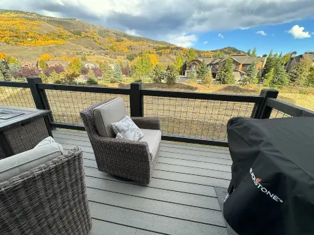 NEW MODERN SKI TOWNHOME WITH AMAZING MOUNTAIN VIEWS, PRIVATE HOT TUB, FIRE PLACE