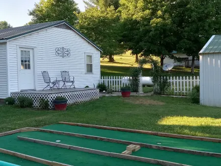 Cottage located IN Crawford Co. , just min. from Patoka Lake! Near Holiday World
