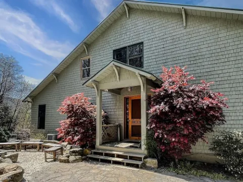 Maple Mountain Retreat! Views, Arcade Rm, Theater, Hot tub