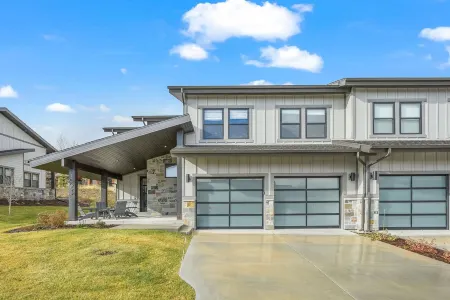 Modern, large, hot tub, lake views! 5 min. to Deer Valley, dedicated work space