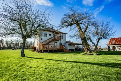 Farmhouse right off of I-5