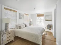 Edgartown Village Home w/ Pool. 4bdrm / 3.5bth 埃德加敦住宿飯店