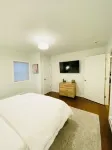 Stylish Loft with Parking Near NYC + Hospital - 4 ดาว