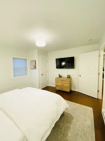 Trendy 1 bedroom +loft apartment w/ parking