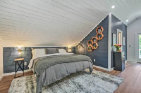 Private Riverside Studio - Hot Tub, King BD, Near Wedding Venue