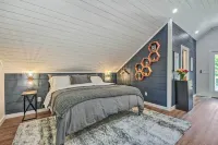 Private Riverside Studio - Hot Tub, King BD, Near Wedding Venue