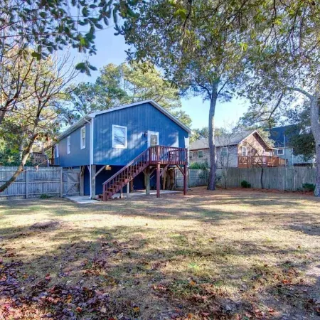 Tucker’s Treehouse - pup friendly with fully fenced yard!