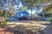 Tucker’s Treehouse - pup friendly with fully fenced yard! Hotels near Monkey Business