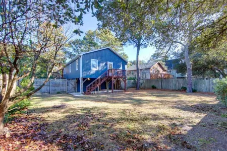 Tucker’s Treehouse - pup friendly with fully fenced yard! Отели в г. Килл-Девил-Хилс