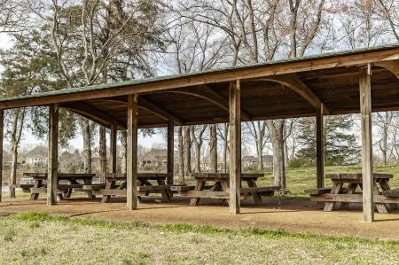 Modern North of Nashville Retreat- Easy Lake Access