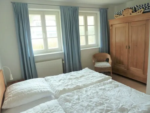 Holiday apartment on the beach in a traditional thatched-roofed house Hotel a Zingst