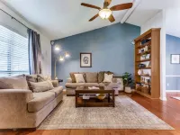 Escape to Olivia's Hideaway in Allen! Close drive to shop and Eat