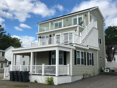Ocean View Crashing Waves Stunning Second Floor Kitchen/Living Room 8 Bed 4 Bath