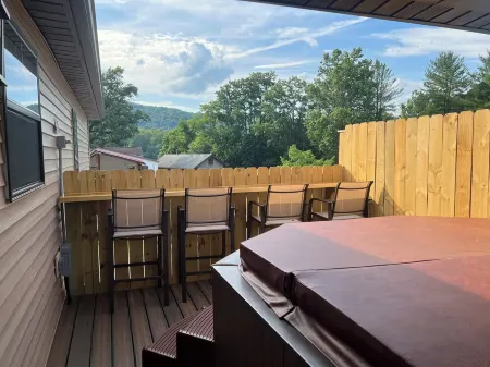 Stay, play and relax in Ohiopyle, PA, Hot tub, Pool table, GAP, Arcade Game