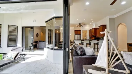 Royal Palms - 4BR/4 BA Luxury Home w/ Pool & Spa