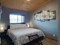 Private Hot Tub! KING Size Bed Traverse City 18 miles *Crystal Mountain 17 miles Hotels in Interlochen