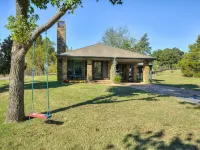 Private Cabin on acreage with pool & tennis court! Hotels near University of Central Oklahoma