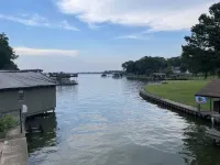 Cedar Creek Lakehouse: Firepit, Lake Access, Hot Tub, and Pet Friendly