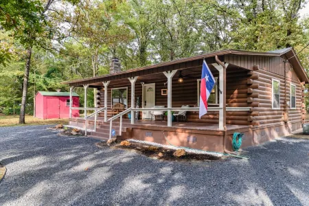 Cozy Cabin Retreat on 2 acres with Walking Path - 5 mins from Lake Access!