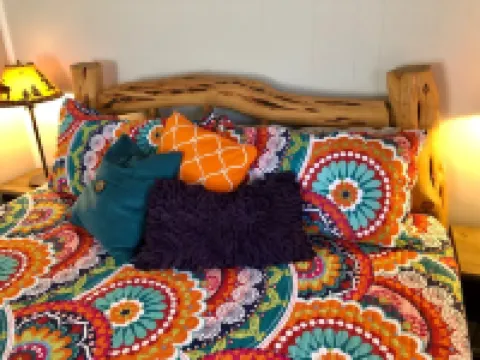 Charming cozy lake cabin, 300 yds from Lake Texoma beach, fishing, boat ramp!