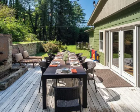 NEW!! Amazing Views & 2 porches. 2 Dens. Fire Pit. Hot Tub. Game Room. Smart TVs Hotels in Watauga