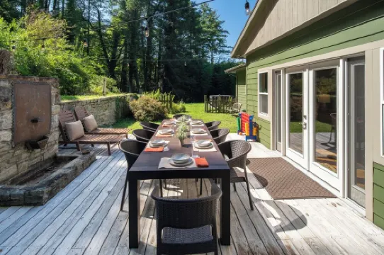 NEW!! Amazing Views & 2 porches. 2 Dens. Fire Pit. Hot Tub. Game Room. Smart TVs