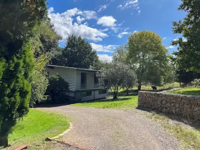 A special place for families & travellers on the river bank in Jamieson town. Corio Ski Club周辺のホテル