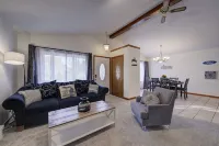 3 bedroom 2 bathroom whole house- up to 8 people Hotels in Westland