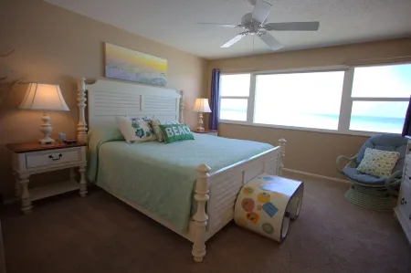 Ocean Front Complex -Beautiful Panoramic Ocean Views! Отели в г. Сателлит Бич