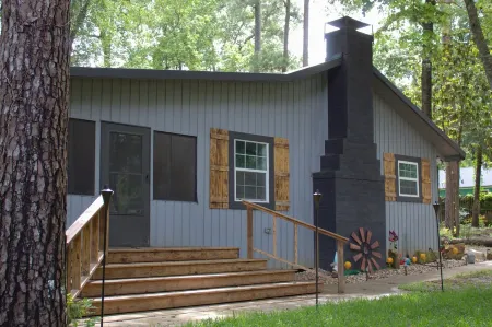 Cozy lake house w/Lake Conroe access- pet friendly!