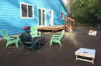 Surf Bungalow - pets welcome, fully fenced yard!