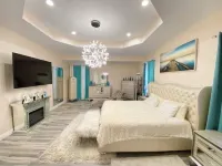 Spacious 5-bedroom house with WiFi, AC, Heated Pool and Jacuzzi in Central Tampa