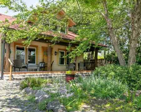 Beautifully Restored Craftsman Home - Downtown Weaverville - Fenced Pet Yard Hotels in Weaverville