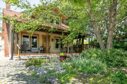 Beautifully Restored Craftsman Home - Downtown Weaverville - Fenced Pet Yard