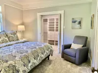 Amazing Views and Walkable to Downtown! Historic 3/2 Home, Sleeps 8 티뷰론 호텔