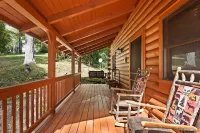 Comfy Lodge with Stunning Mountain Views