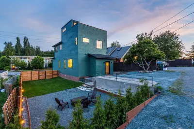 Fairhaven Luxury With Rooftop Deck and Ocean Views