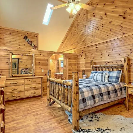 Cabin with hot tub firepit fireplace and game room area!near Helen