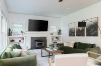 𓇻 Elegant Forest Retreat 𓇻 Starlink, Gourmet Coffee, Outdoor BBQ Hotels in Forks