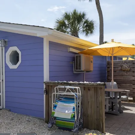 Nautical-themed Studio less than a block to sea, sun and fun!