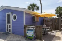 Nautical-themed Studio less than a block to sea, sun and fun! Hotels in Folly Beach
