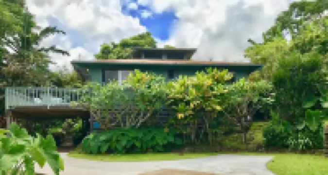 IDEAL BEACH LOCATION  2 BR LARGE DECK "PRIVATE' โรงแรมใกล้Hamoa Beach