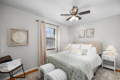 New! Fully Renovated Family/Pet Friendly 4BD in Great Central Location! Deer Creek Park附近的飯店