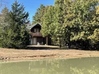 “The Stoutsville Cabin” offers you a peaceful and secluded getaway! Hotels in Monroe County